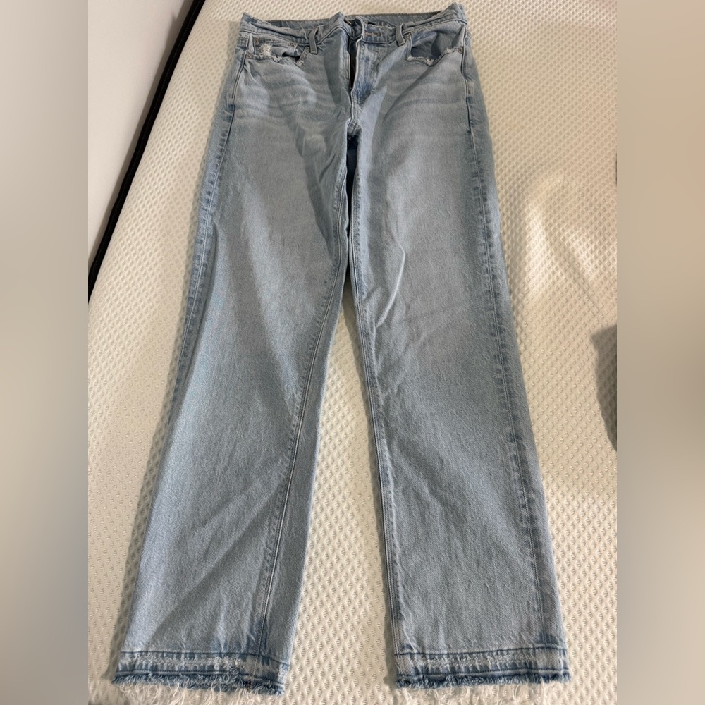 American Eagle Light Wash Super High Rise Straight Leg Women's Jeans w/ Raw Hem